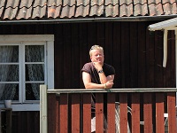 Unser kleines Schwedenhäuschen...<br />bin ich auf der Terrasse...