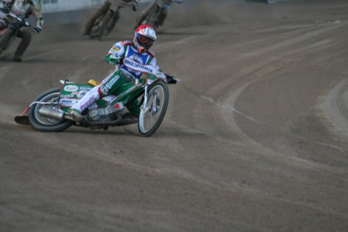 Rasante Action beim Speedway in Vetlanda