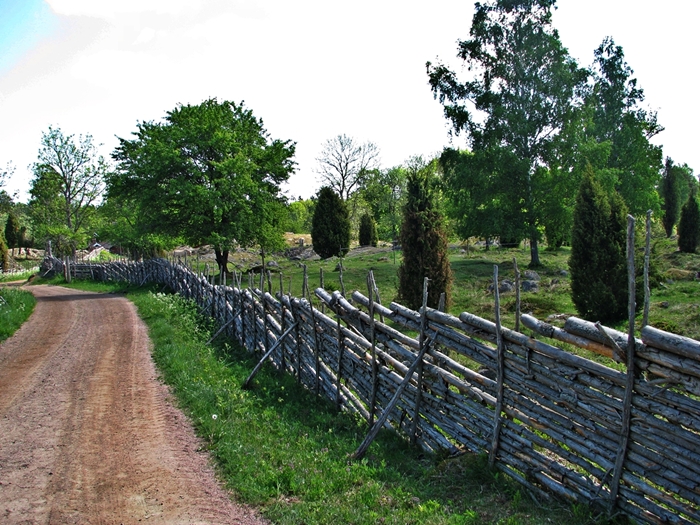 Stensjö By 30 km gärdsgårdar gibt es um das Dorf herrum.JPG