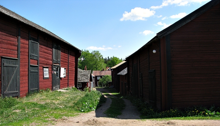 Stensjö By viele Scheunen und Ställe.JPG