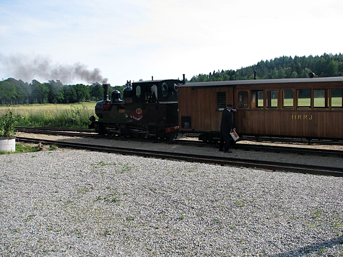 Hier steht der Zug in Taxinge am Taxinge Schloss bei Nykvarn/Södertälje