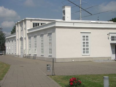 Das Sendergebäude, im Vergleich am linken Rand der Service-PKW, war auf der Eröffnung schwarz